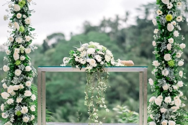 ロイヤルピタマハ アユンウォーター ウェディング 祭壇装花